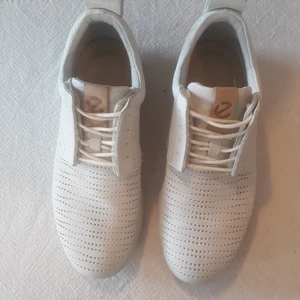 38 - Ecco lågskor i vit fin läder med superskön sula i storlek 38.