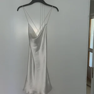 Zara klänning  - Säljer min super populära zara klänning, har nämligen två storlekar och denna passa mig minst! Den har en liten knappt synlig prick på sidan, den är sviiin snygg! 