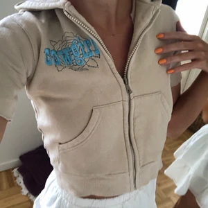 söt tröja!! - lägger ut igen pga oseriöst bud✌🏼 skit söt baby tee-topp!!😌👏🏼💘💘