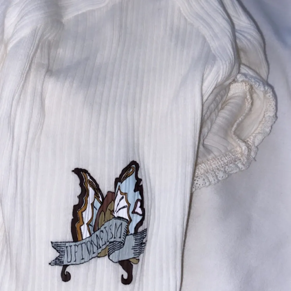 Knappt använd vit odd molly tröja i storlek S. Säljer för 150 kr 🌸. Blusar.