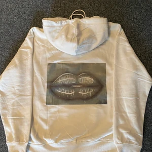 Storlek S - Ny hoodie!!! Egan tryckt motiv på hoodie. Vit hoodie med gröna läppar, de finns i storlek S!!! 375kr+frakt✨✨Begränsar antal!!//Zandré