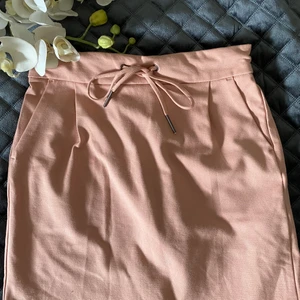 Kjol - Fin kjol från Vero Moda som aldrig är använd. Storleken är XS men det är strechigt tyg så funkar säkert till en S. 