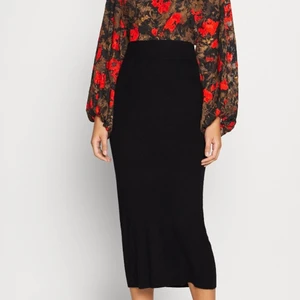 Pennkjol från KAFFE strl L - Underbar kjol som tyvärr blivit för stor för mig 🥺 Perfekt till finmiddagar eller bara för att strosa på stan! Köpt på Zalando i höstas för 699kr, endast använd några gånger så gott skick, storlek L men skulle fungera för M & XL också ☕️ 