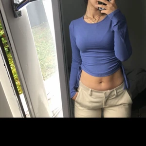 Söt y2k topp - Säljer denna tröja i storlek S som man kan justera i midjan! Aldrig använd 