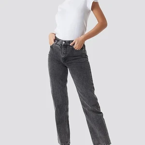 Grå raka jeans - Jättefina stentvättade grå jeans från Nakd. Storlek 36 men passar även 34. Nypris 400 kr. Mitt pris 100 + frakt (samfraktar gärna). 🖤