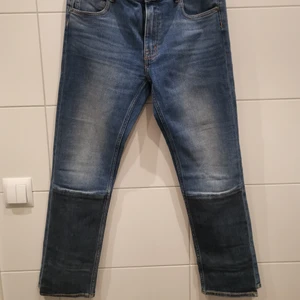 Jeans  - Jeans med fina detaljer. Köpt dyr men säljer då den inte passar. Storlek 30 💙✨ Frakt tillkommer💕