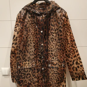 Regnjacka  - Brun regnjacka från Gina Tricot i storlek S. Använd vid 4-5 tillfällen 🤎✨ Frakt tillkommer 💌