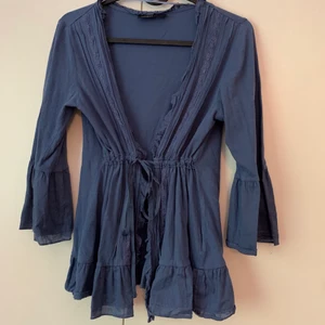 Topp med volanger - Jättegullig ”knyttopp” med volanger nedtill och vid ärmarna!🌼 Frakt tillkommer😊