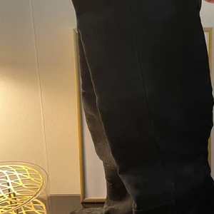 Knä höga stövlar - Svarta knähöga stövlar från Nelly. Storlek 39. Behöver klackas om.