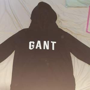 En nice Gant hoodie som är sjön att ha på sig och till outfit. Använd MAX 3 gånger. Pris 300. Storlek S. Frakt kostar 66kr