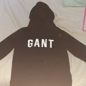 En nice Gant hoodie som är sjön att ha på sig och till outfit. Använd MAX 3 gånger. Pris 300. Storlek S. Frakt kostar 66kr