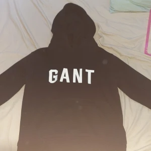 Gant - En nice Gant hoodie som är sjön att ha på sig och till outfit. Använd MAX 3 gånger. Pris 300. Storlek S. Frakt kostar 66kr