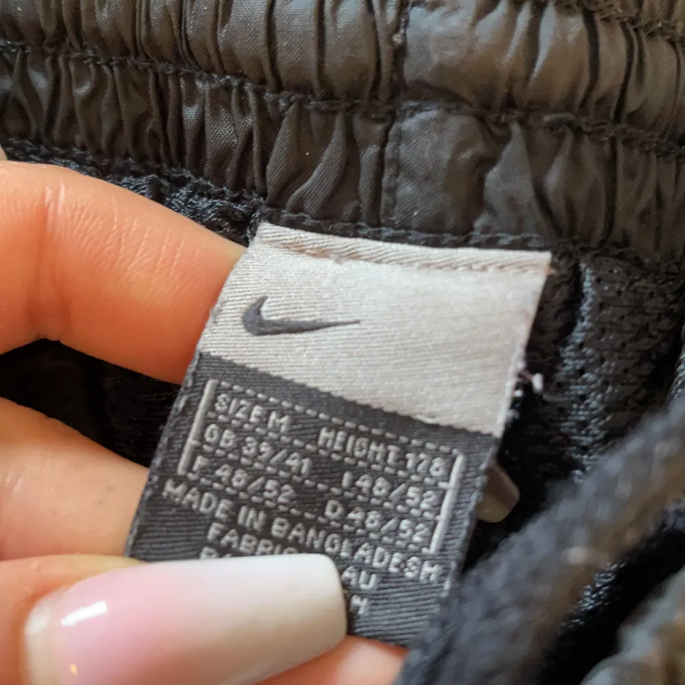 Jätte snygga Nike byxor lite speciellt material . Jeans & Byxor.