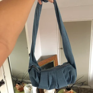 Jeans väska - Söt jeansväska som rymmer mycket.