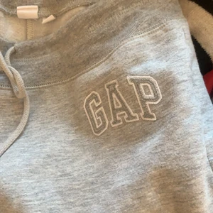 Gap mjukisbyxor  - Verkligen sjukt snygga lågmidjade gap mjukis köpta på gap i new york. Sitter super fint, storlek M men skulle mer säga att de är S. Har även em matchande hoodie om man vill ta hela setet kan man skriva till mig i chatten för bilder och pris❤️ fraktkostnad tillkommer men kan annars mötas upp i Stockholm, skriv om ni har frågor osv kram!