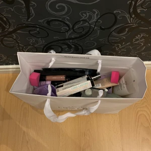 Massor med skönhetsprodukter  - Påse full med massor med skönhetsprodukter. Kan även hämtas upp ute annars skickas den med spårbart.