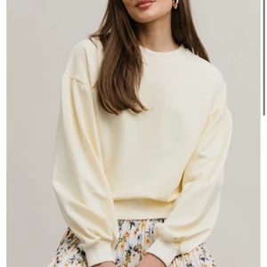 Ljusgul sweatshirt suuuperfin💕💕 - NYINKOMNA sweatshirt från Ruth&circle!!! I färgen yellow light😍 Superfina och sköna har själv en så de är bara att skriva om fler bilder☺️ Köp för 399 BJUDER FRAKTEN 🖤