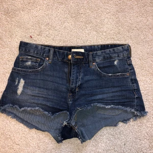 Shorts - Korta shorts i en fin lite mörkare jeansfärg. 