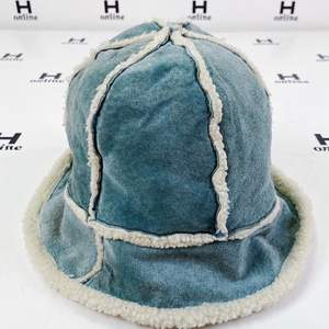 Ljusblå Teddy buckethat i fårskinn från United colors of benetton. Köpt på humana online men var dessvärre för liten för mig! Cirka 51cm i omkrets. Bra skick!