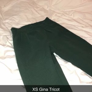 Gröna kostymbyxor  - Säljer dessa gröna kostymbyxor pgr av för små😭ÄLSKAR!! Verkligen dessa men som sagt för små💔🥰