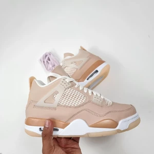 Jordan 4 "Shimmer" - Helt nya, storlek 38 x2. Äkta och kvitto finns, kontakta mig på Instagram för snabbt svar @deckedoutresell