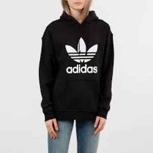 Hoodie adidas storlek m - Hej, jag säljer denna hodie eftersom den är för stor för mig för fler foton, skriv till mig !! Vi kan diskuteras priset 