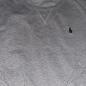 Polo Ralph lauren tröja - Den är i storlek S riktigt fin till ett par bagy byxor använt 3 gånger passar väldigt bra med färgen svart