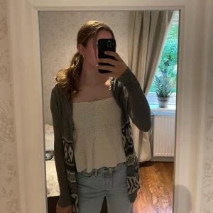 Stickad kofta från hollister - En fin, tunn och behaglig kofta från Hollister