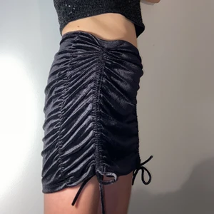 Tjol stl XS - Lite kortare kjol i materialet sammet 💓            Justerbar i längden då man kan knyta upp banden vid kjolen 🌸 köpt på H&M, använt på nyårsfirande annars legat i garderoben :) Pris: 40kr exklusive frakt ✨