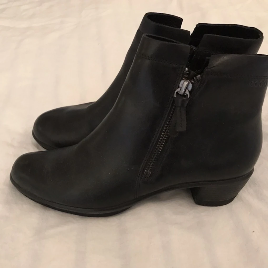 SVARTA KLACKSKOR AV ÄKTA LÄDER