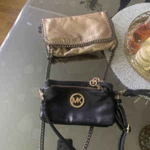 Väskor  - Säljer 1 av väskorna då den andra högst upp är såld så kom me bud på vad ni hade kunnat ge den svarta ❤️äkta som sagt 