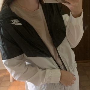 Nike jacka - Ny jacka från Nike som aldrig har använts i storlek S😊
