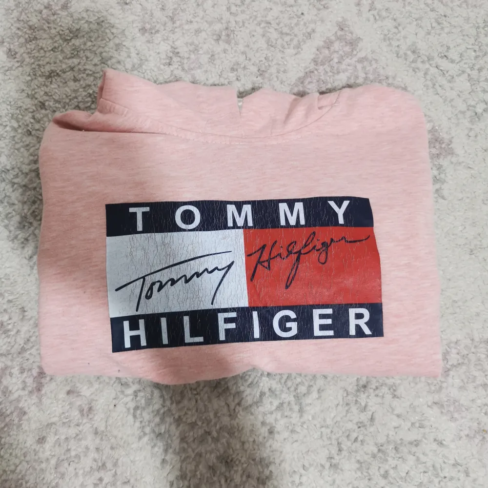 Super skön hoodie TOMMY HILFIGER liknande. Jag köpte den förra sommaren med en till hoodie som båda blev för små. är rosa. Passform är normal. Priset kan diskuteras. . Tröjor & Koftor.