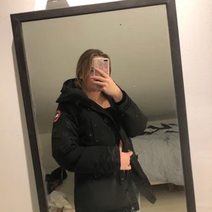Canada goose jacka / S -  Denna jacka är bra för dig som inte vill frysa på vintern och helt enkelt bara vill ha något stilrent och bekvämt på dig ❄️ 