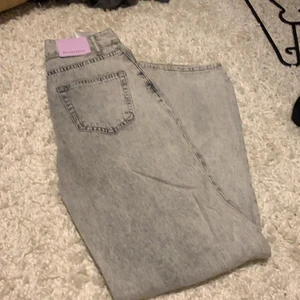 Jeans  - Ljusgråa jeans från bershka. Storlek 36!                             Endast provade 💓