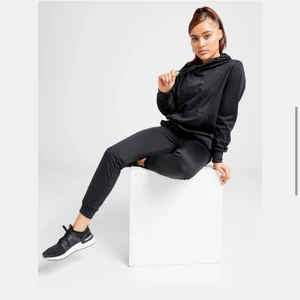 Ellesse träningsoverall Dam  - Helt oanvänt set från JD sports. Skulle säga att storlek 10 motsvarar en 38. 