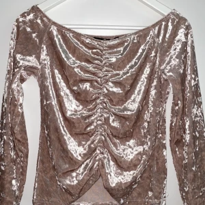 Skimrig rosefärgad sammetstopp! - Fin glansig festtopp i sammetstyg storlek M från bikbok! Sparsamt använd🌸