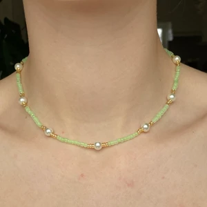 Pärlhalsband  - 🧚🏻Egengjort superfint och elegant halsband. Gör även custommade smycken. Dma vid frågor.🧚🏻‍♂️ Frakt 12kr. KOLLA IN PROFIL FÖR FLERA SAKER ELLER INSPIRATION.
