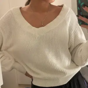 Säljer denna vita stickade off shoulder tröjan från gina. Man kan stylea den på olika sätt. Den är använd några gånger och i bra skicka💕 köparen står för frakten☺️