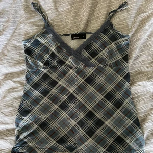 Rutigt linne  - Fint linne med spets detaljer. Skriv om ni har frågor eller om ni vill ha fler bilder💗