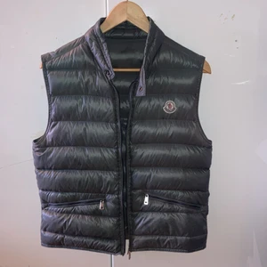 Moncler Gui Väst - Köptes för 4500kr några år sedan, använd men i bra skick. Finns en lagning på baksidan, syns knappt. Sitter som en small eller storlek 1. Kan skickas eller mötas upp. Finns qr kod