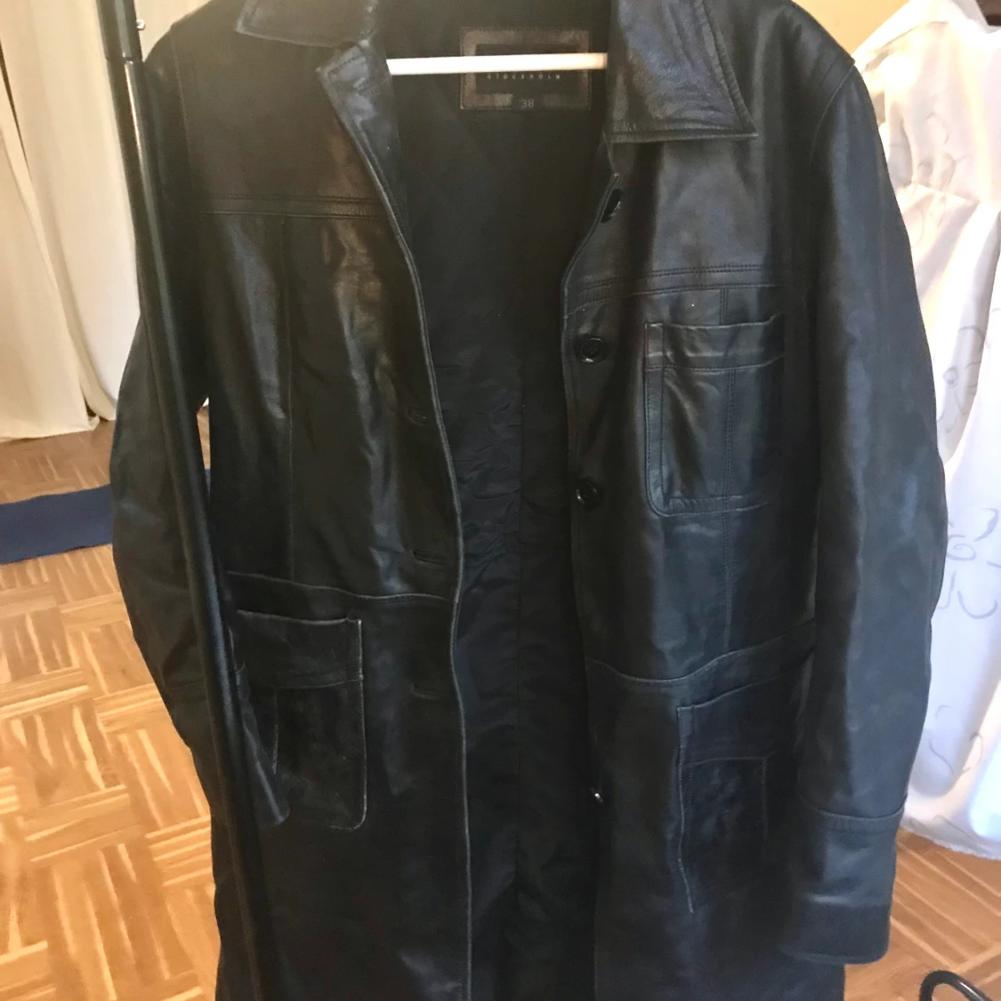 Svart skinnkappa - 90