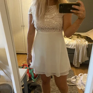 Avslutnings klänning  - En super fin svslutningsklänning, använd en gång! Storleken är 34 men skulle säga att den passar båda 34 och 36! Ryggen är en super fin rygg men knappar som du stänger! Klänningen är skön och superfin! 