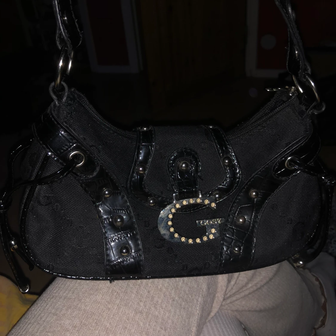 Svart y2k väska GOSY liknar guess