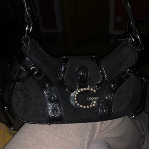Svart y2k väska GOSY liknar guess  - Guess liknande väska fast står ”gosy” bra skick förutom att den är nopprig men de går att få bort med ex rakhyvel eller om man har en speciell maskin t noppor. Frakt ingår i pris 