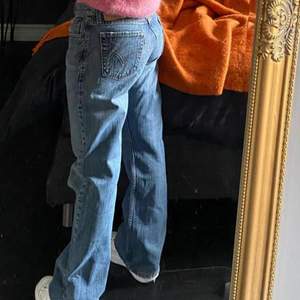 Super snygga lågmidjade Levis jeans, säljer pga lite för korta för mig med långa ben💞💞💞Strl 30/30, lånade bilder