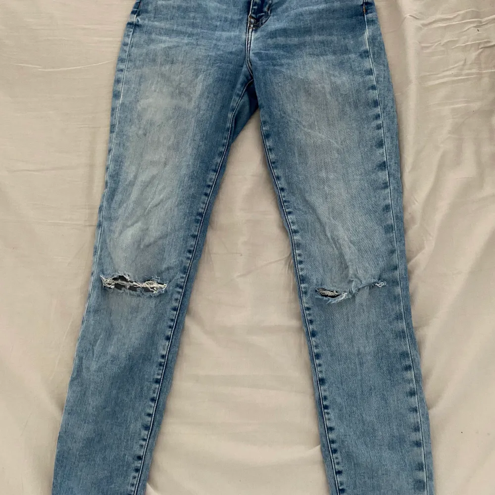 Använda jeans från bikbok. Nypris 599💕 storlek XS men passar också S och kanske till och med en liten M.. Jeans & Byxor.