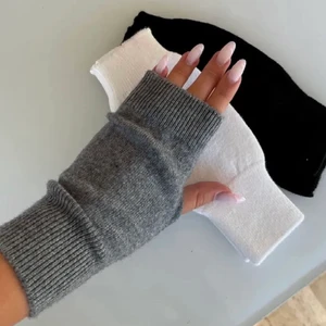 Torgvantar - (Lånad bild) Torgvantar, de grå på bilden, använda 1 gång🥰 Köpta för 150kr säljer för 120kr ink frakt!!!