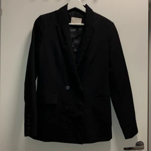 Kavaj - Svart kavaj från Bershka, använd ett fåtal gånger☺️