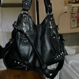 Svart väska - Snygg svart rymlig väska med silvriga nitar, dragkedjor och fack ⚡️